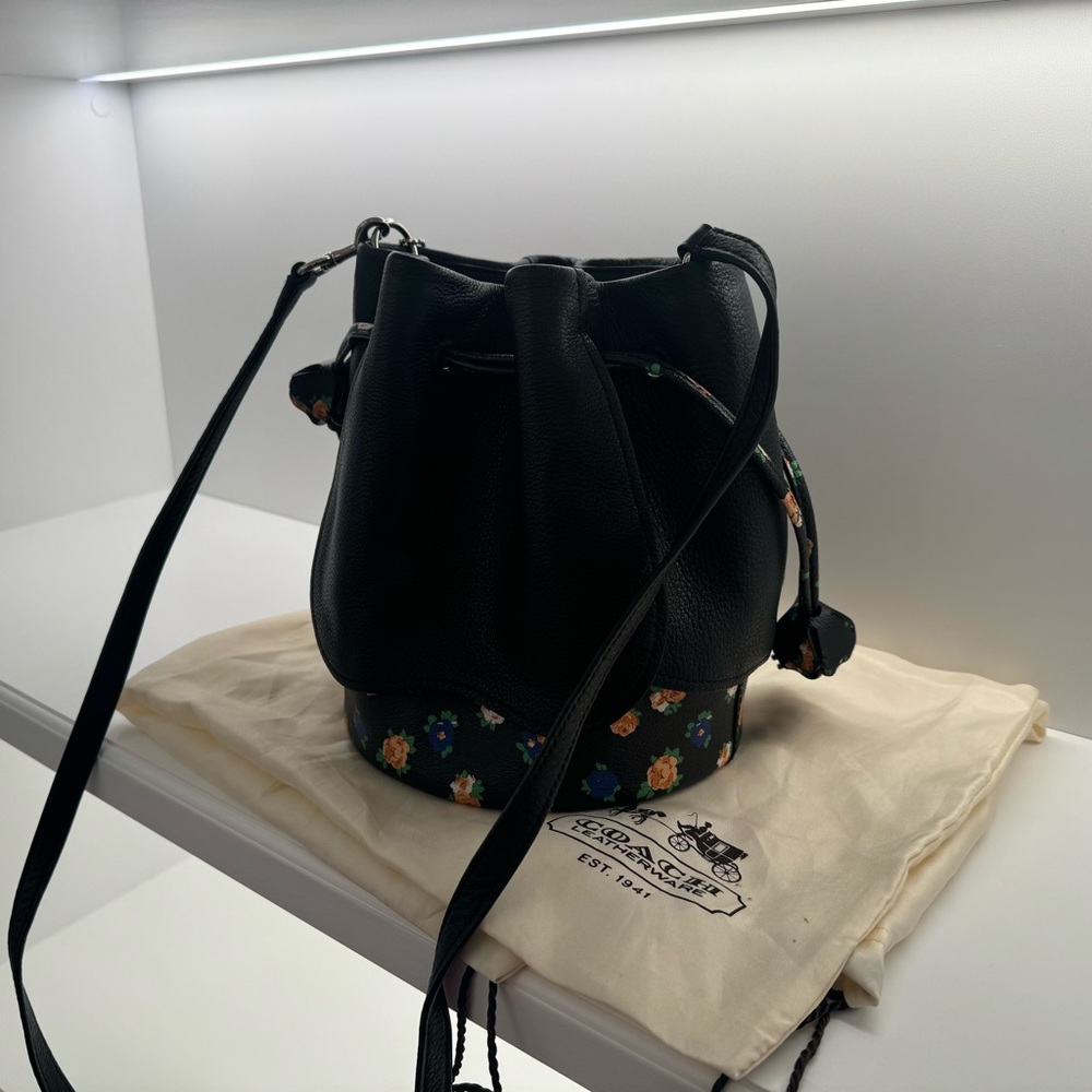 🖤💐Black and floral Coach drawstring bag.